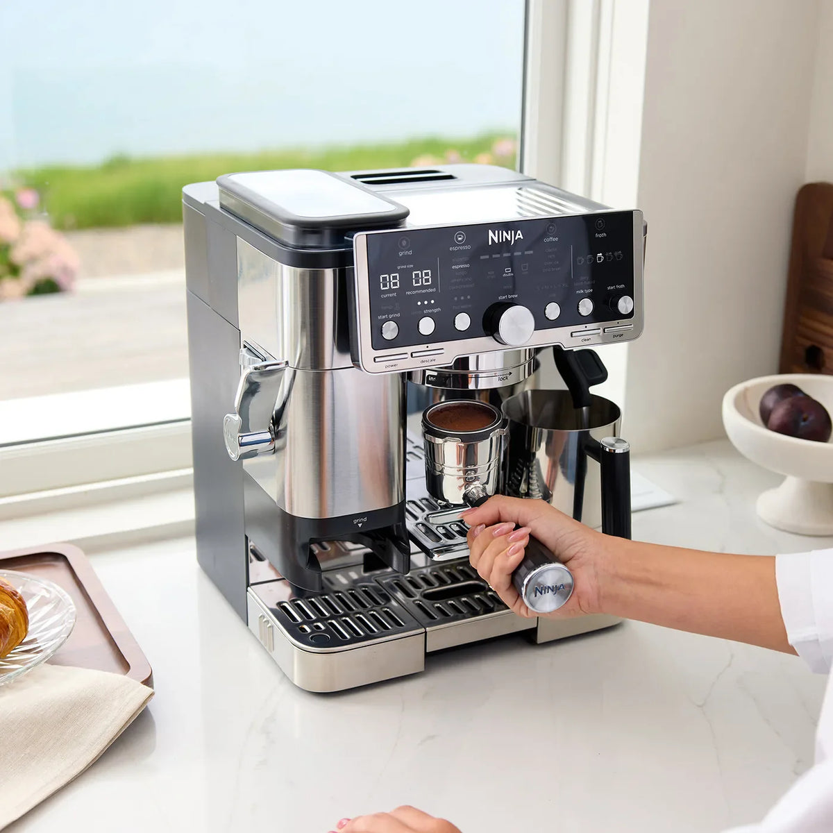 Ninja Luxe Café Pro Series ES701 – 3-in-1 Espresso, Drip & Cold Brew Coffee Machine with Grinder, Scale, Dual Froth System & Barista Assist (Silver)-6